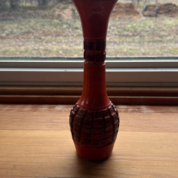 Mid century orangish red vase with raised texture, smoke free home 10"h - Picture 1 of 7